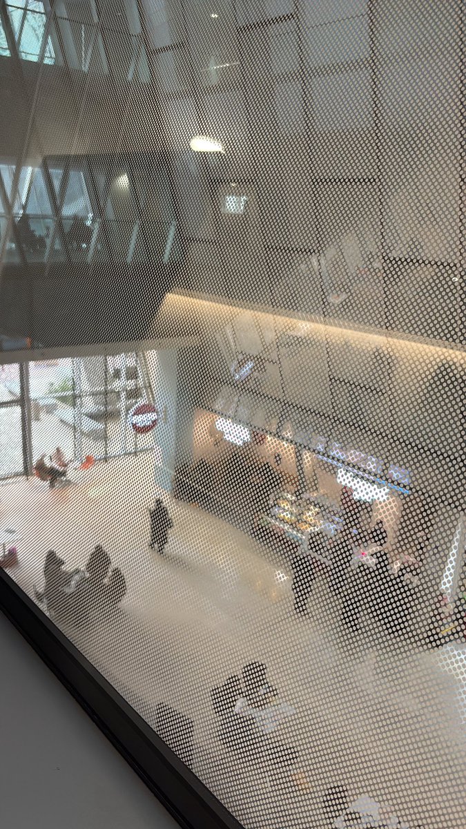 reemi_82's tweet image. الأرض ماهي ملك ابي والسما ماهي سماي
مير الاعوج لا اعترض لي عدلت اعواجته

افرده والامسه مطرقين من عصاي
وادبه تأديب طفلٍ  على دراجته 

لين ينسى عناد راسه ويذكر مستواي 
ينتبه ولا يسوهج على سوهاجته

ابك انا لو اشرب البحر مايقطع ضماي
وانت مثل الضب يزحف تحت عجاجته
#kuniv