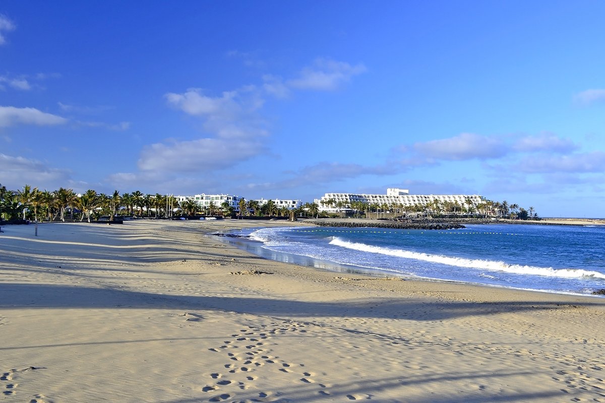 ❗Deal of the Day❗
Return flights to Lanzarote from just £40.98pp ☀️
📅 1–12 Dec 2025
Warm up before Christmas with beaches &amp; sunshine
🔗 Book now: bit.ly/4pO7RAO 
#DealOfTheDay #Lanzarote #WinterSun #FlightDeal
*Price correct at the time of posting for flight only.
