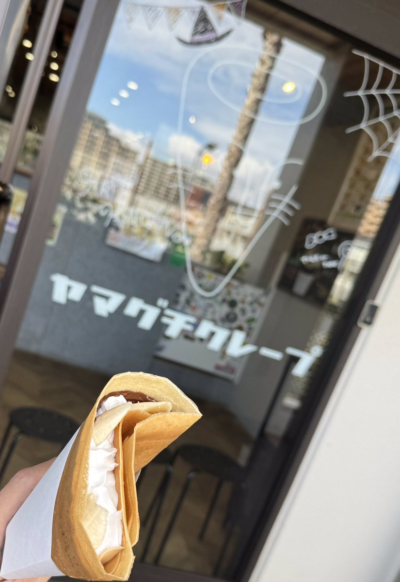 akemisummerfes's tweet photo. ヤマグチクレープさんにお邪魔してきました
生地が主役のクレープ
サクっと音がする薄茶色の生地は香ばしく美しい仕上がり

チョコはシロップを使わずチョコレートそのものを溶かしているため香りと風味は別格

迷ったらチョコバナナで決まりかな？
まつり本番もぜひ！
#ヤマグチクレープ
#浦安グルメ https://t.co/dP3eCVIhoP