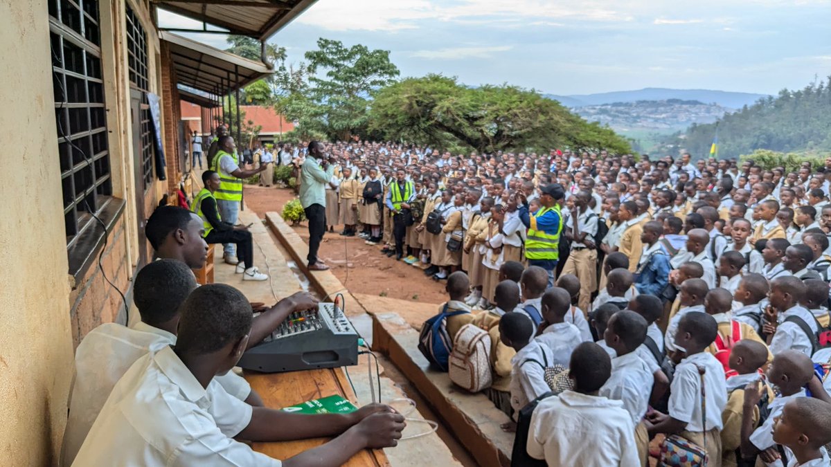 GatsataV's tweet photo. Urubyiruko rw'abakorerabushake mu murenge wa Gatsata muri uku kwezi kwahariwe ubukorerabushake no gukunda gihugu hakozwe ubukanguramba bwo kwirinda inda zitateganijwe , kurwanya school dropout no kwirinda ibiyobyabwenge mu kigo cya GS Gihogwe https://t.co/k8ob5VNJq9