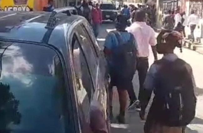 La ville de Saint-Marc a été attaquée ce lundi matin par des hommes lourdement armés, soutenus par le groupe d’autodéfense de Jn Denis.Ils ont exigé la fermeture des écoles, soulignant que dans d’autres localités contrôlées par les gangs, tout fonctionne normalement à Saint-Marc