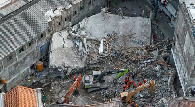 صور .. إندونيسيا.. ارتفاع عدد الوفيات في انهيار مدرسة بجاوة الشرقية إلى (65) 