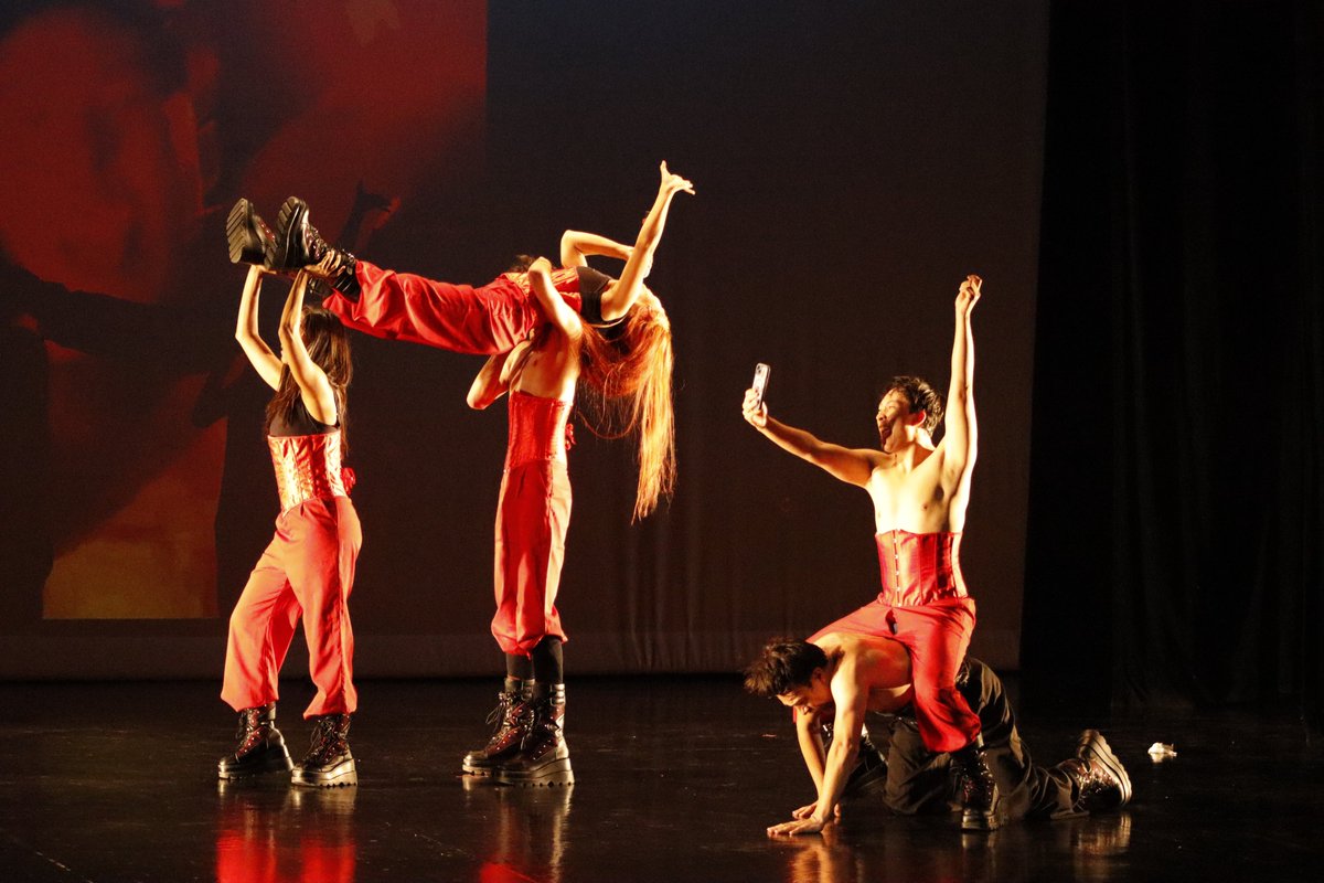 Entre movimientos, ritmos y pantallas, 'Realidad ≆ Real' exploró la línea borrosa entre lo verdadero y lo simulado.
Una puesta en escena que mezcla danza contemporánea, teatro y cultura pop para hacernos pensar y movernos al ritmo de lo que somos (o creemos ser).
#28FIACmx🪲