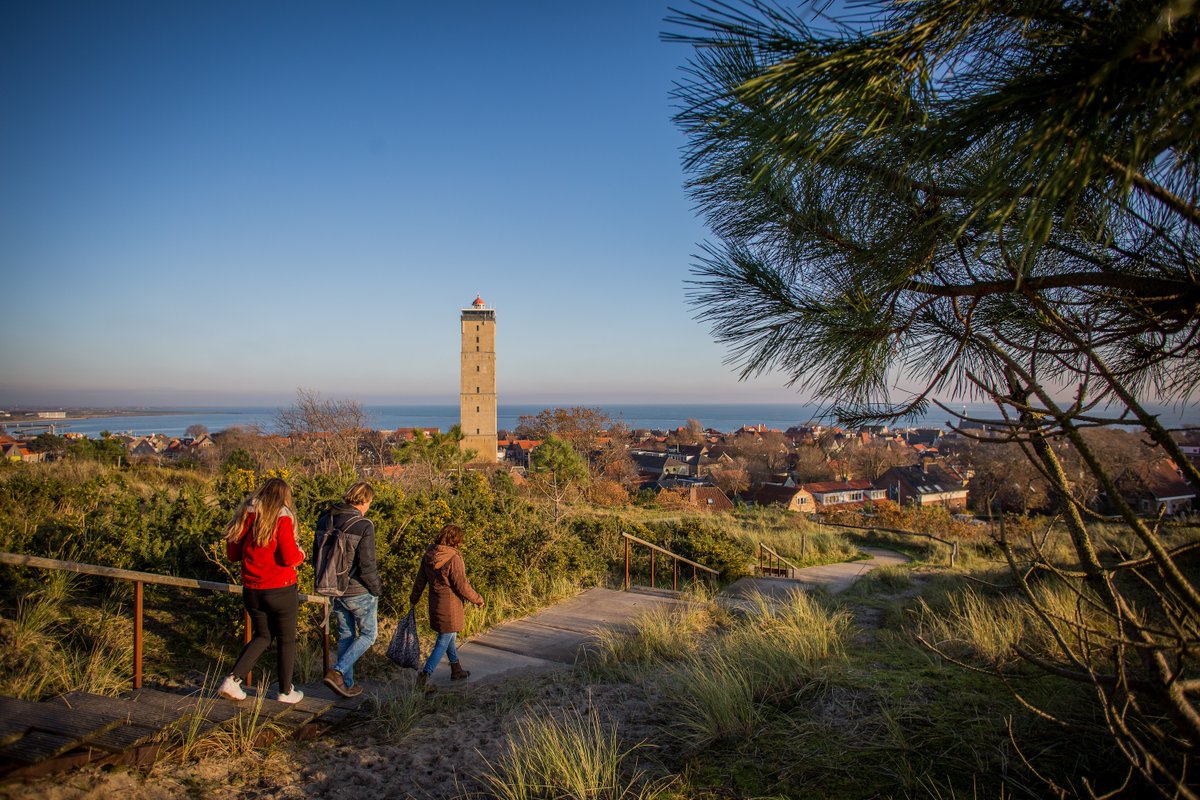 🍂 November op Terschelling: soms koud en nat, maar soms ook met prachtige dagen vol kleur en frisse lucht! Kleed je lekker warm aan en beklim het Kaapsduin of het Seinpaalduin. Vanaf daar heb je een adembenemend uitzicht over West, de Brandaris, het wad en de Noordsvaarder.