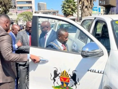 zanupf_patriots's tweet photo. City of Harare Strengthens Water Department with 17 New Vehicles

The City of Harare has received 17 vehicles from Helcraw Pvt Ltd to boost operations in the Water Department. 

The new fleet will enhance water delivery and distribution across the capital. 

Mayor Jacob Mafume commended the donation, describing it as a sign of the city’s commitment to strategic partnerships for improved service delivery.