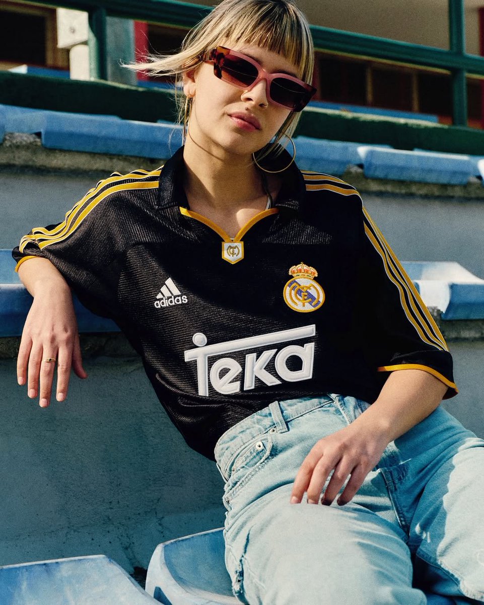 _PointDePenalty's tweet image. Les maillots du Real époque Anelka 1999/2000 (version rééditée) passent en promo à -30% avec le code PDP10 ✨

Domicile (76€) penaltyy.co/4gVsibb

Extérieur (76€) penaltyy.co/48OdCZ5