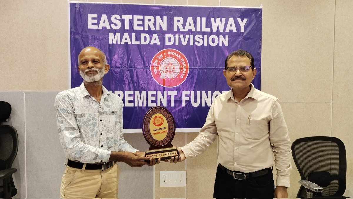 drmmalda's tweet photo. Today, 06.09.2025, Malda Division organised a Retirement Function to honour one officer and 11 employees, presenting mementoes as a token of appreciation for their dedicated service to Eastern Railway. 🚆🎖️ #RetirementFunction #EmployeeWelfare #HonouringService #RailwayFamily https://t.co/hXo0GLO4U3