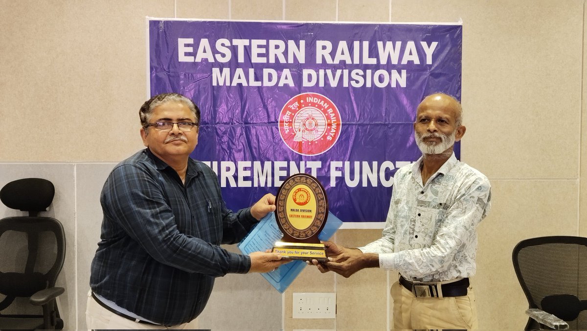 drmmalda's tweet photo. Today, 06.09.2025, Malda Division organised a Retirement Function to honour one officer and 11 employees, presenting mementoes as a token of appreciation for their dedicated service to Eastern Railway. 🚆🎖️ #RetirementFunction #EmployeeWelfare #HonouringService #RailwayFamily https://t.co/hXo0GLO4U3