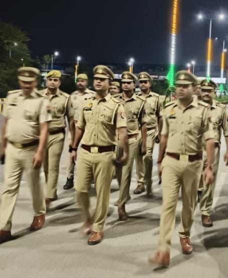 DCPYNagarPrj's tweet photo. कमिश्नरेट प्रयागराज के यमुनानगर जोन में शांति एवं कानून-व्यवस्था को बनाए रखने के दृष्टिगत विभिन्न थानों द्वारा प्रमुख चौराहों, बाजारों व अन्य सार्वजनिक स्थानों पर #पैदल_गश्त कर संदिग्ध व्यक्ति/वाहनों की सघन चेकिंग की गई । https://t.co/IEf1KaYvN6