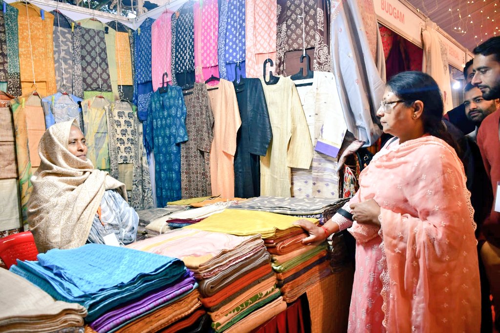 JK_NRLM's tweet photo. During the SARAS Kashmir Mela Dr Shubhra Sharma today inspected the stalls put up by @DAY_NRLM-SHGs from various States&amp;UTs across the country at Srinagar. She interacted with the SHG members,inquired about the uniqueness of their products&amp; commended their entrepreneurial spirit. https://t.co/yclNBmyT9N