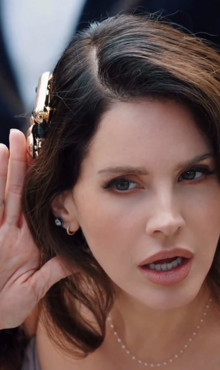 a lana vendo que ela consegue servir como fashionista e abandonando a carreira de cantora