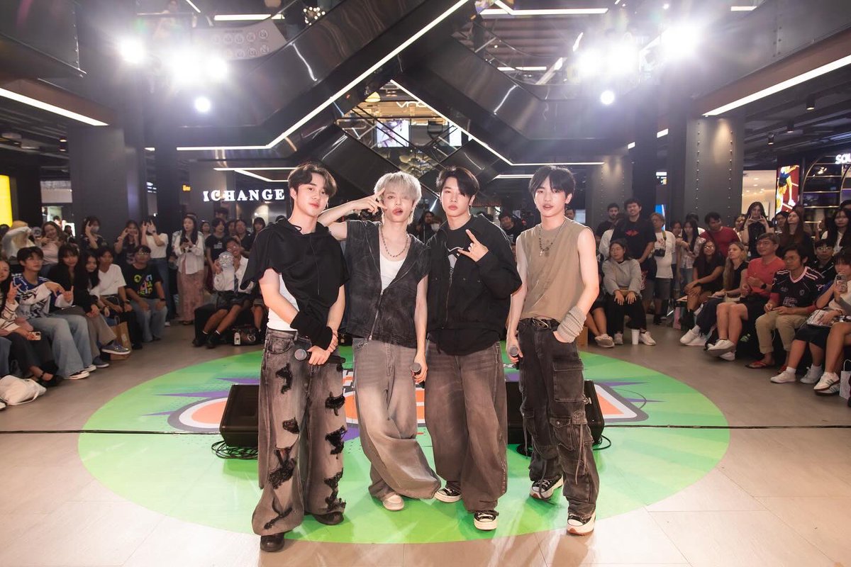 เก็บตกภาพบรรยากาศในงาน #POPป่ะห์atSiamCenter มาฝากทุกคนครับ 📸

#POPป่ะห์ #HOWLS_TH #MC999