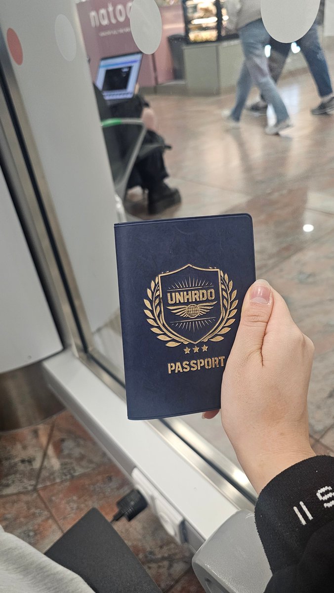 여권케이스 갖고왔는데 찍는걸 이제야 알아챘다ㅋㅋㅋ 유럽여행 끝!!