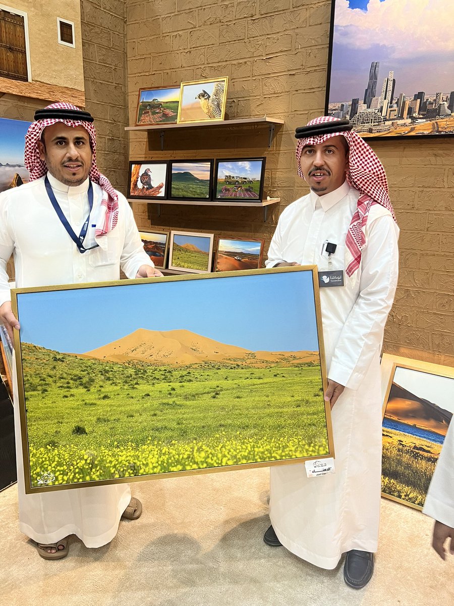 alaoide's tweet image. #معرض_الصقور_والصيد_السعودي_الدولي 
لقاء مميز جمعني برجال القوات الخاصة للأمن البيئي المشاركين في جناح #وزارة_الداخلية
واستمتعت بجمال عدسات المصورين السعوديين الذين يوثقون  الطبيعةبعدسة عبدالله البرغش لحومة النقيان في منطقة الدهناء
لوحة من إبداع الخالق تجسّد تفرّد البيئة السعودية