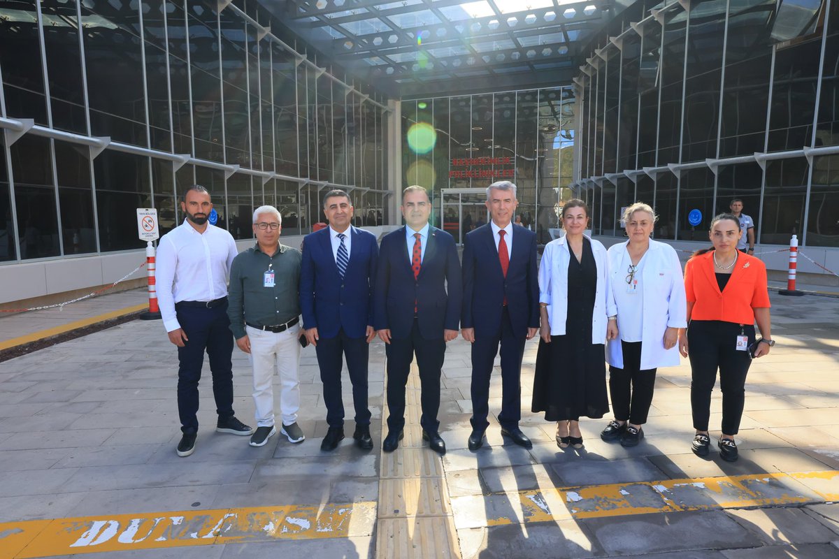 tcmuglavaliligi's tweet photo. Valimiz Sayın Dr. İdris Akbıyık, Bodrum Kaymakamı Ali Sırmalı ile birlikte Bodrum Devlet Hastanesini ziyaret etti.

Valimiz Sayın Dr. İdris Akbıyık Başhekim Uzm. Dr. Bayram Yıldırım’dan bilgi aldı yeni görevinin hayırlı olması temennisiyle başarılar diledi.

Hasta ve hasta yakınları ile hasbihal eden, istek talep ve önerilerini dinleyen Valimiz Sayın Dr. İdris Akbıyık geçmiş olsun dileklerini iletti.

@idrisakbiyik 
@BodrumKaymakam 
@bodrumdh48 
@MuglasaglikMd