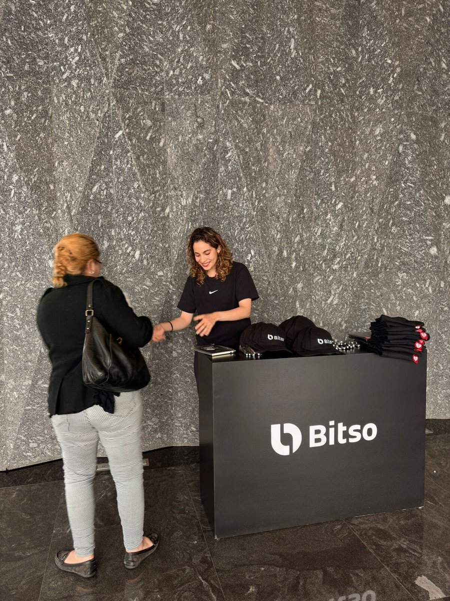 Bitso's tweet image. ¡Atención, CDMX! 🇲🇽 ¿Andas cerca de la Diana Cazadora? 👀

¡Sube a nuestras oficinas en Torre Diana (piso 7) por mercancía GRATIS de Bitso! 🎁

Córrele que se acaba. ¡Te esperamos!