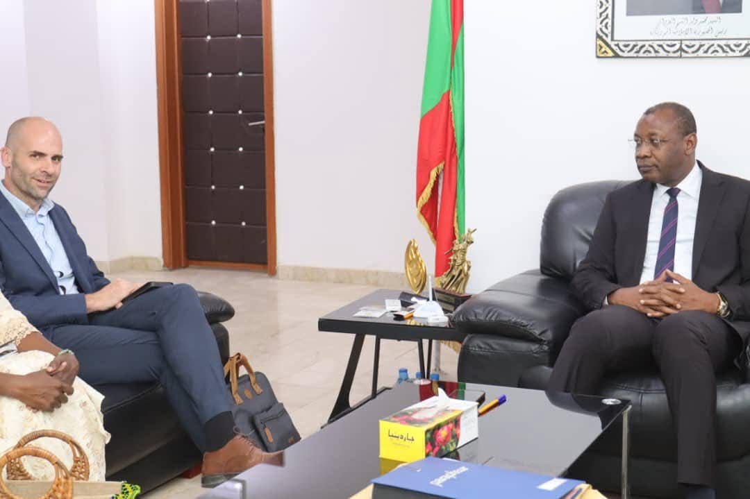 استقبل وزير التنمية الحيوانية، السيد سيدي أحمد ولد محمد، اليوم ممثل التعاون #البلجيكي في موريتانيا، السيد وران دولوفوروا.
وتناول اللقاء بحث برامج التعاون في مجال التنمية الحيوانية.🇧🇪🇲🇷