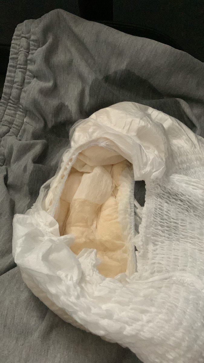 Quand même avec la couche tu mouille ton short 😳 
#abdl #pee #diaper #couche #soumis #abdlcommunity