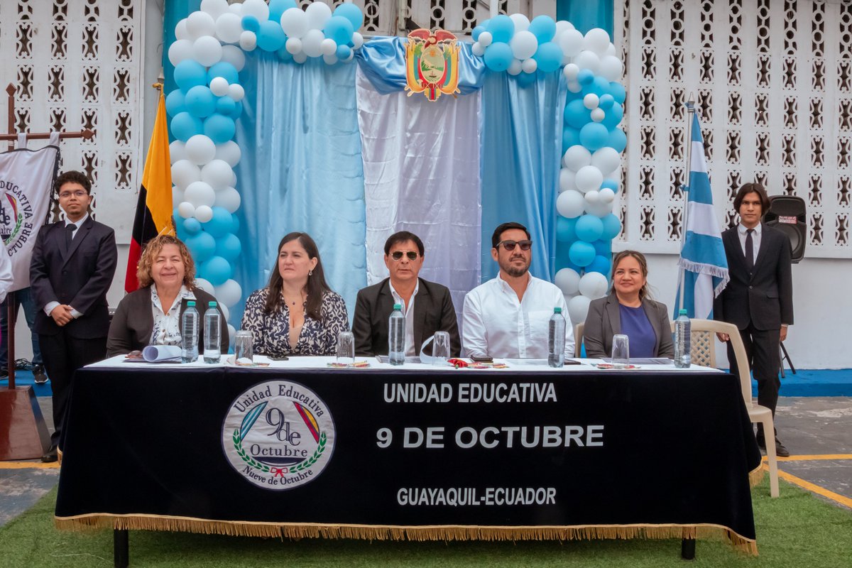 goberguayasec's tweet photo. ¡Guayaquil vibra con el espíritu de sus jóvenes! 
En la U.E.F. 9 de Octubre, estudiantes rinden homenaje a la urbe con arte, civismo.
El teniente político Francisco León acompañó este acto parte de #JóvenesQueInspiran @goberguayasec y @HumbertoPlazaA en honor a la Perla. https://t.co/7gXn7wnwiu