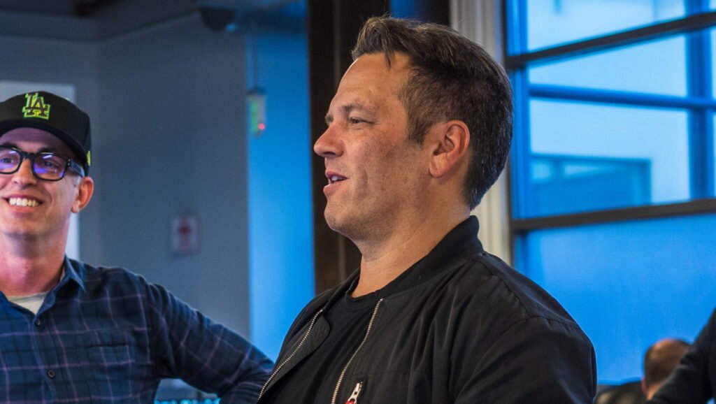 japahttv's tweet image. Rumores apontam que Phil Spencer, chefe da Microsoft Gaming, não jogaria pessoalmente em sua conta Xbox P3, contratando funcionários para manter sua imagem de executivo gamer. A história levanta questionamentos sobre marketing e autenticidade. Fonte: Neogaf #PhilSpencer