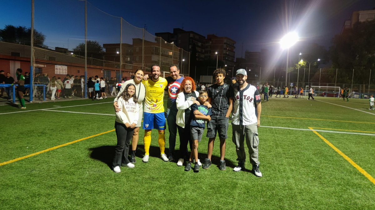 𝐿𝑎 𝑓𝑎𝑚𝑖𝑙𝑖𝑎 𝑠𝑜𝑛 𝑙𝑎 𝑏𝑟𝑢́𝑗𝑢𝑙𝑎 𝑞𝑢𝑒 𝑛𝑜𝑠 𝑔𝑢𝑖́𝑎. 𝑆𝑜𝑛 𝑙𝑎 𝑖𝑛𝑠𝑝𝑖𝑟𝑎𝑐𝑖𝑜́𝑛 𝑝𝑎𝑟𝑎 𝑙𝑙𝑒𝑔𝑎𝑟 𝑎 𝑔𝑟𝑎𝑛𝑑𝑒𝑠 𝑎𝑙𝑡𝑢𝑟𝑎𝑠, 𝑦 𝑛𝑢𝑒𝑠𝑡𝑟𝑜 𝑐𝑜𝑛𝑠𝑢𝑒𝑙𝑜 𝑐𝑢𝑎𝑛𝑑𝑜 𝑜𝑐𝑎𝑠𝑖𝑜𝑛𝑎𝑙𝑚𝑒𝑛𝑡𝑒 𝑛𝑜 𝑠𝑎𝑙𝑒𝑛 𝑙𝑎𝑠 𝑐𝑜𝑠𝑎𝑠. 
❤️