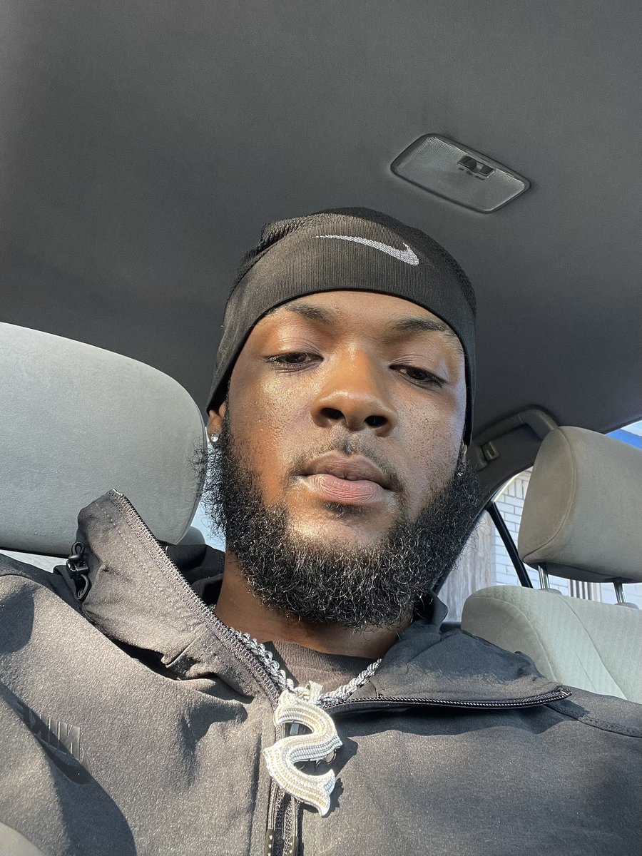 Cryshhon's tweet photo. Smelling good,teeth white &amp; straight,skin clear aye God is good all da time https://t.co/m2Mrir5mLh