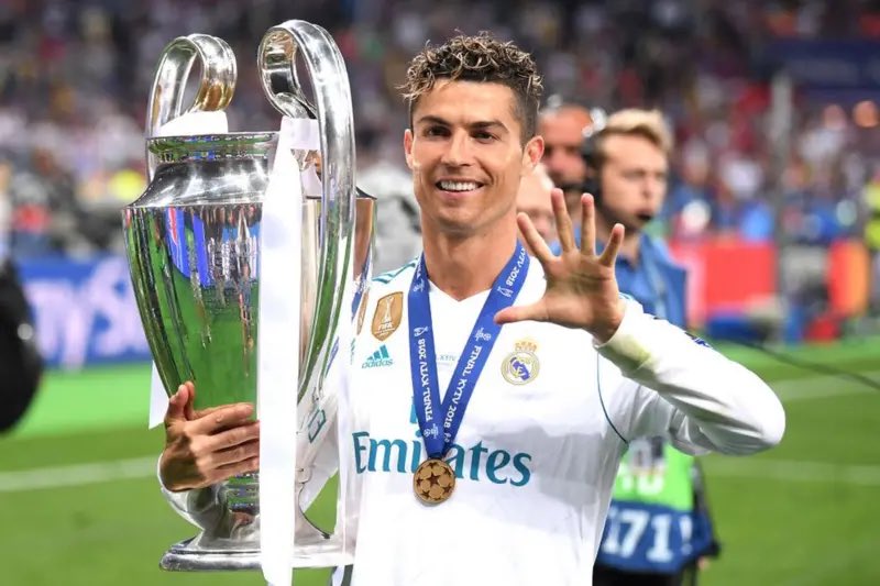talkinrm's tweet image. Yo”ll never see a photo of Messi with 5 UCL 🖐️