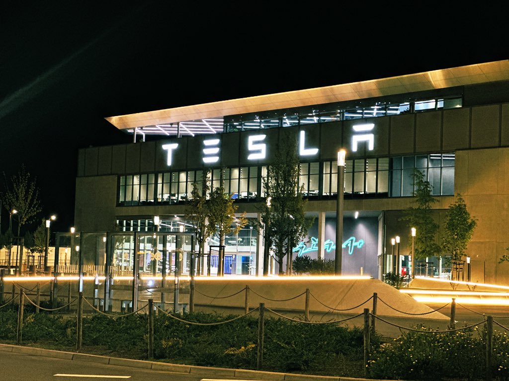 TeslaXander tweet media