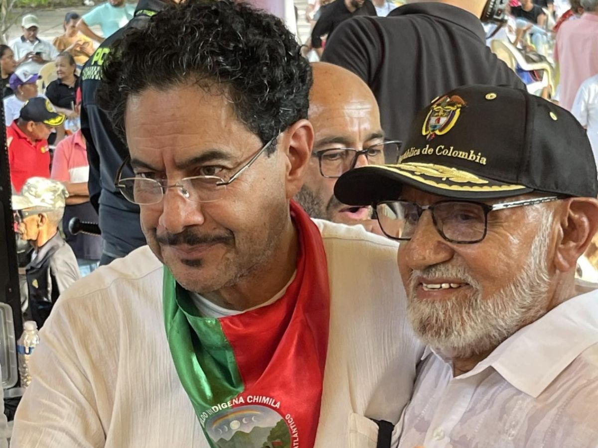 El guerrillero de las Farc. Iván Cepeda, abrazado con el curita ladrón de Barranquilla, Bernardo Hoyos.

Ahora quieren acabar con el país. Par de miserables degenerados.

Abelardo De La Espriella, Presidente 2026 2030, les hará pagar.