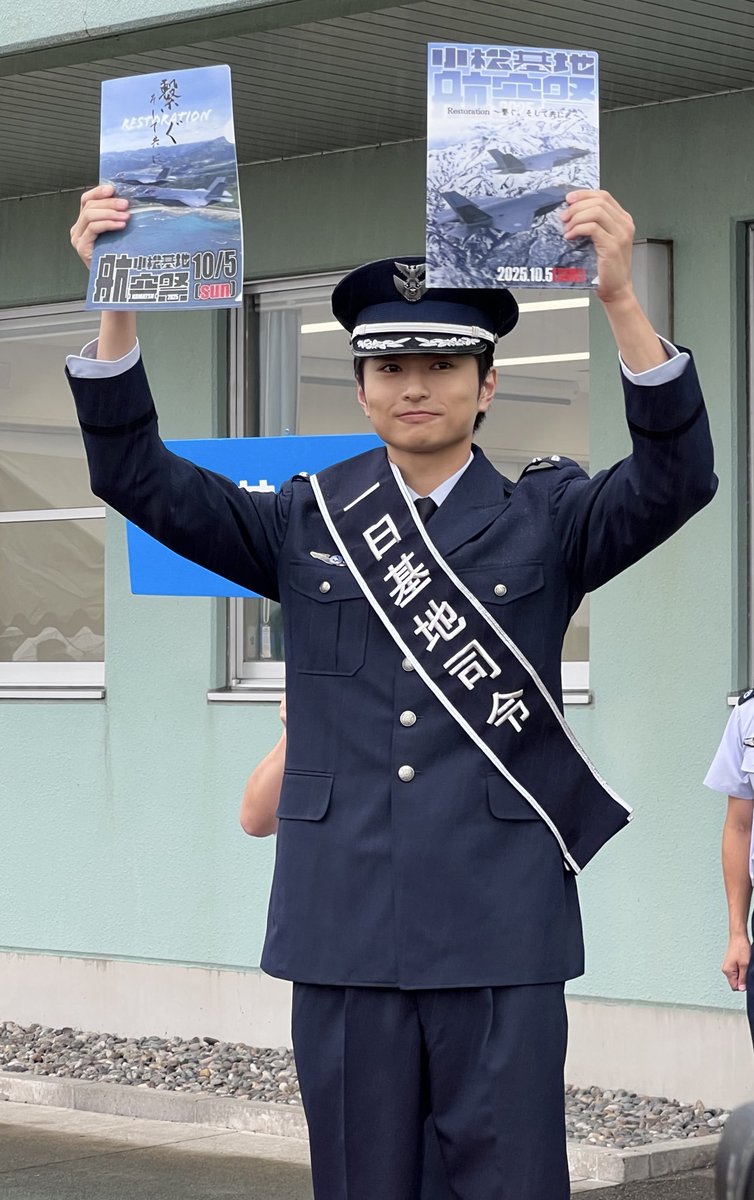 BirthHopeMetor's tweet image. 平野宏周さんの「一日基地司令の階級(空将補)ってどれくらい偉いの?」をウルトラマン界隈で分かりやすく例えるなら、ウルトラマンブレーザーのハルノ・レツ参謀長、ウルトラマンデッカー1話時点のムラホシ隊長(校長)が星二つの将補なので同階級です。…