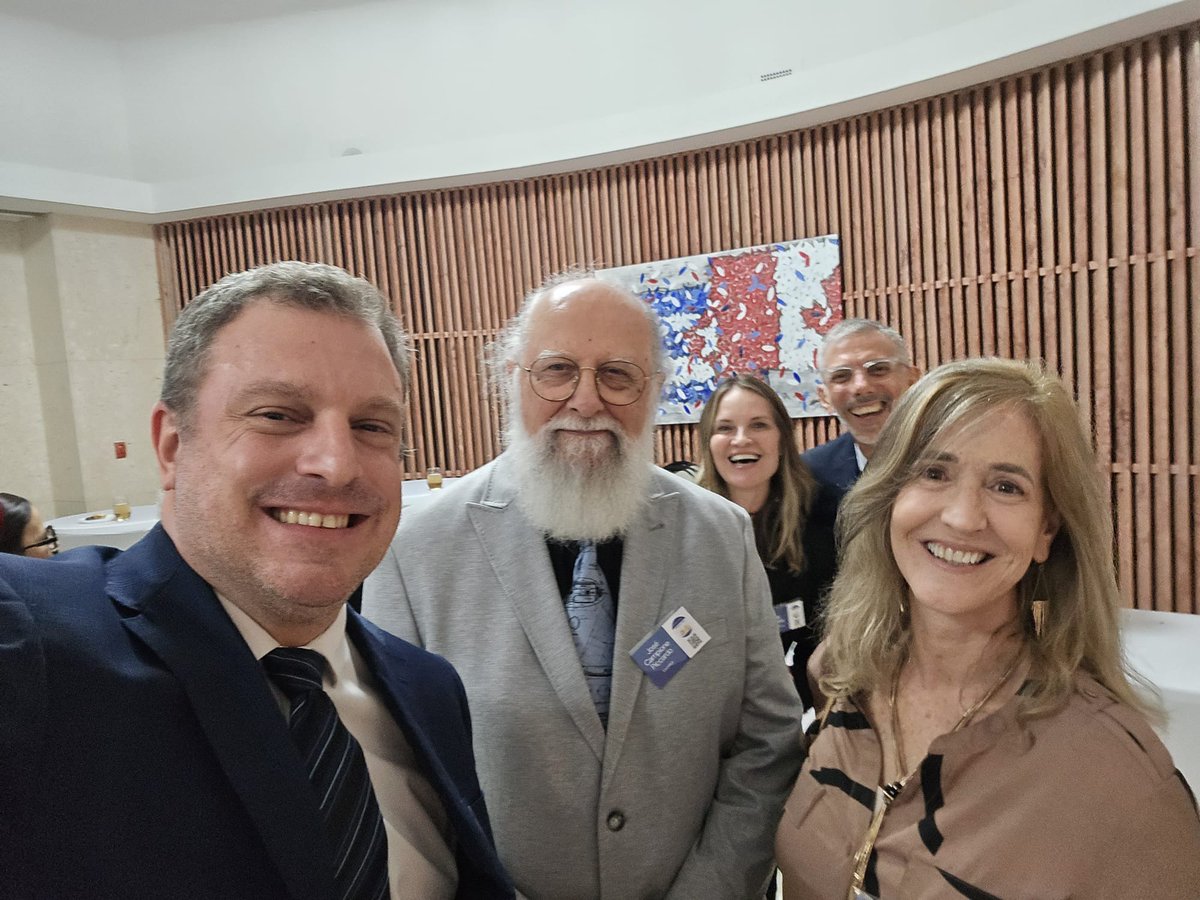 UruguayCan's tweet photo. 🇺🇾✍️ Alicia Escardó Végh en FILIBRO 2025
La escritora uruguaya Alicia Escardó Végh viajó desde Montevideo para participar en la VII Feria Iberoamericana del Libro en Canadá, donde presentó su conferencia “La evolución del rol de la mujer en la novela negra: de femme fatale y víctima a protagonista”.
Reconocida autora y columnista en Radio Sarandí, compartió con el público canadiense su mirada sobre el género policial y la escritura femenina.

Su participación contó con el apoyo de la Embajada del Uruguay en Canadá y del Fondo para el Apoyo a las Actividades Culturales en el Exterior del Ministerio de Relaciones Exteriores.

📍 Saint Paul University, Ottawa – 4 de octubre de 2025

#UruguayEnCanadá #FILIBRO2025 #AliciaEscardó #CulturaUruguaya #LiteraturaUruguaya #MujeresEnLaLiteratura

🇫🇷✍️ Alicia Escardó Végh à FILIBRO 2025
Venue de Montevideo, l’écrivaine uruguayenne Alicia Escardó Végh a participé à la VIIe Foire ibéro-américaine du livre au Canada, où elle a présenté sa conférence « L’évolution du rôle de la femme dans le roman noir : de la femme fatale et victime à la protagoniste ».

Auteure reconnue et chroniqueuse à Radio Sarandí, elle a partagé sa réflexion sur le roman noir et la voix des femmes dans la littérature.
Sa participation a été rendue possible grâce au soutien de l’Ambassade de l’Uruguay au Canada et du Fonds pour la promotion des activités culturelles à l’étranger du Ministère des Relations extérieures.

📍 Université Saint Paul, Ottawa – 4 octobre 2025

#UruguayAuCanada #FILIBRO2025 #AliciaEscardó #CultureUruguayenne #LittératureUruguayenne #FemmesEtLittérature

🇬🇧✍️ Alicia Escardó Végh at FILIBRO 2025
Uruguayan writer Alicia Escardó Végh traveled from Montevideo to take part in the 7th Ibero-American Book Fair in Canada, where she delivered her talk “The evolution of the role of women in noir fiction: from femme fatale and victim to protagonist.”

A renowned author and radio columnist at Radio Sarandí, she shared her insights on crime fiction and women’s voices in literature.

Her participation was supported by the Embassy of Uruguay in Canada and the Fund for the Promotion of Cultural Activities Abroad of the Ministry of Foreign Affairs of Uruguay.
📍 Saint Paul University, Ottawa – October 4, 2025

#UruguayInCanada #FILIBRO2025 #AliciaEscardó #UruguayanCulture #UruguayanLiterature #WomenInLiterature @CancilleriaUy @MEC_Uruguay