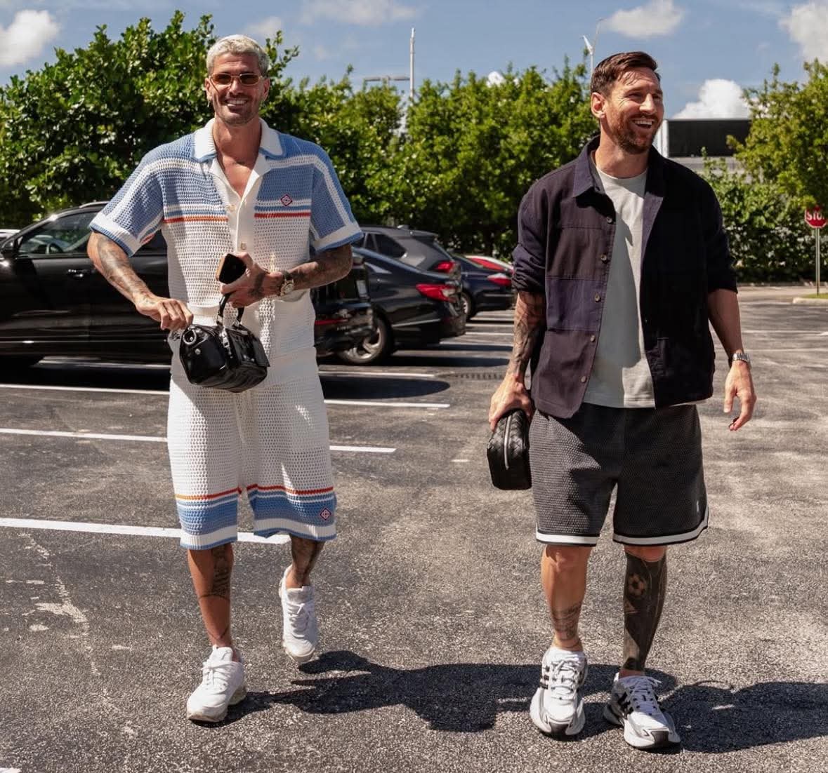 👋🏽😄 Leo Messi arrives for Argentina’s games with Rodrigo de Paul! 🇦🇷