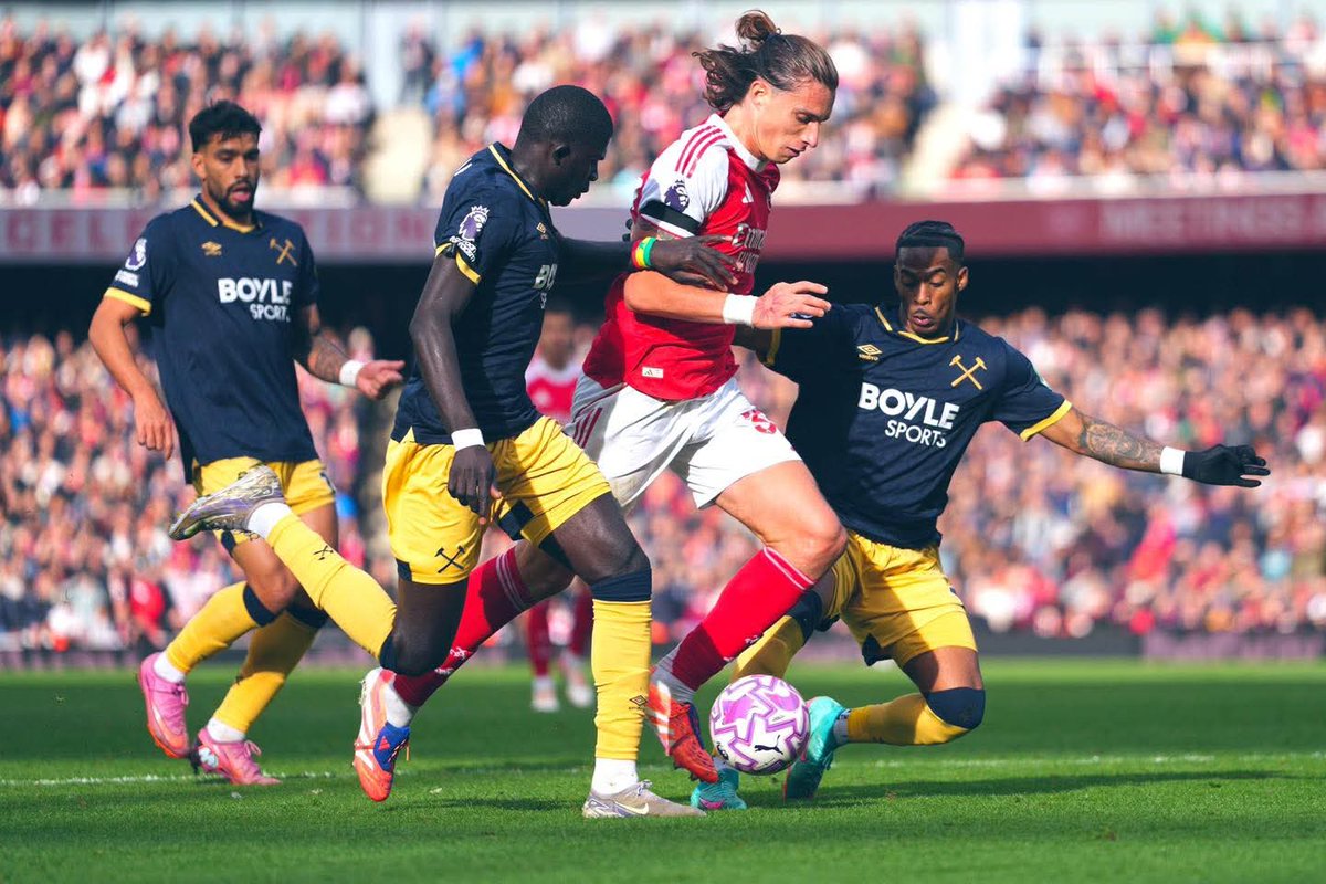 Alex_sonn7's tweet photo. How can you describe him ?
Attacking defender ?
Defensive forward ? 
Or back Winger ? @Arsenal @ArsenalFC_fl @ArsenalFC_fl @premierleague https://t.co/GYAq0T1Pvg