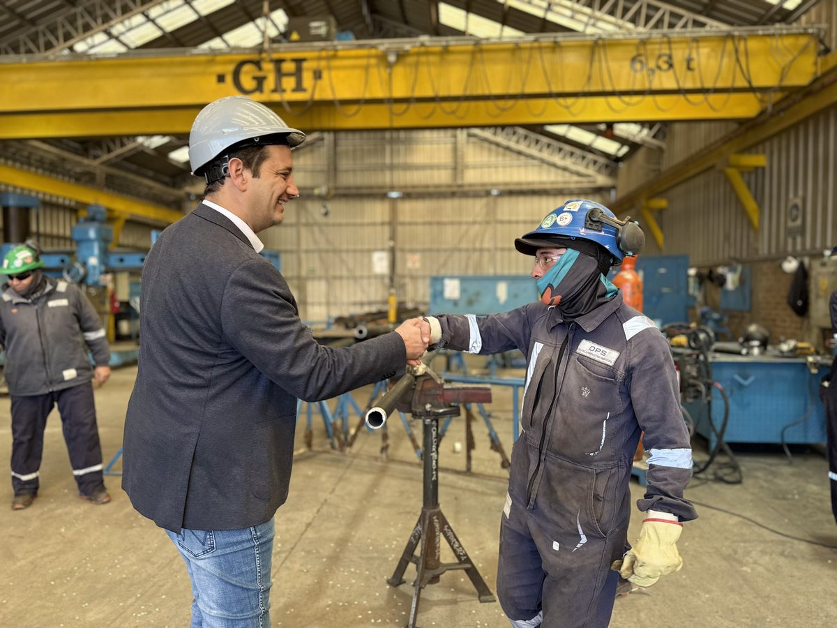 lucascastelli16's tweet photo. EMPRESAS QUE APUESTAN POR NEUQUÉN 
Junto a @julietacorroza visitamos las empresas OPS SRL y SPUSA, que desarrollan sus actividades en el Parque Industrial de Neuquén.
Durante la recorrida pudimos conocer de cerca cómo llevan adelante sus tareas, los equipos con los que trabajan y el compromiso que ponen en cada proyecto. 
Fue una gran oportunidad para dialogar con sus trabajadores y trabajadoras, y valorar el esfuerzo diario de quienes hacen posible el crecimiento productivo de nuestra provincia.