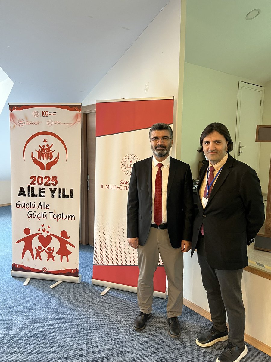 akyuzunal's tweet image. Türkiye Yüzyılı Maarif Modeli Erdem-Değer-Eylem Çerçevesi Aile Çalıştayı

2025 yılının “Aile Yılı” ilan edilmesi kapsamında, düzenlenen Türkiye Yüzyılı Maarif Modeli Erdem-Değer-Eylem ÇerçevesiSakarya’da  yapıldı.  Prof Dr. Bayram Özer ile beraber katıldık .@sakaryamem