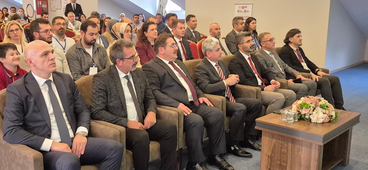 akyuzunal's tweet image. Türkiye Yüzyılı Maarif Modeli Erdem-Değer-Eylem Çerçevesi Aile Çalıştayı

2025 yılının “Aile Yılı” ilan edilmesi kapsamında, düzenlenen Türkiye Yüzyılı Maarif Modeli Erdem-Değer-Eylem ÇerçevesiSakarya’da  yapıldı.  Prof Dr. Bayram Özer ile beraber katıldık .@sakaryamem