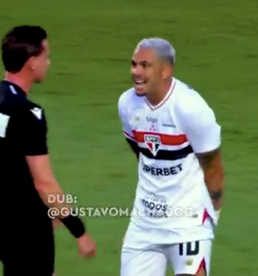 somosaopaulinos's tweet image. O dublador Gustavo Machado fez a dublagem do lance do pênalti não marcado em Gonzalo Tapia.

O árbitro Ramon Abatti Abel afirmou: &quot;Toque ocorreu, mas é sem bola&quot;

Luciano reclamou: &quot;Toque na área não é mais pra dar pênalti?&quot;

📸 Reprodução