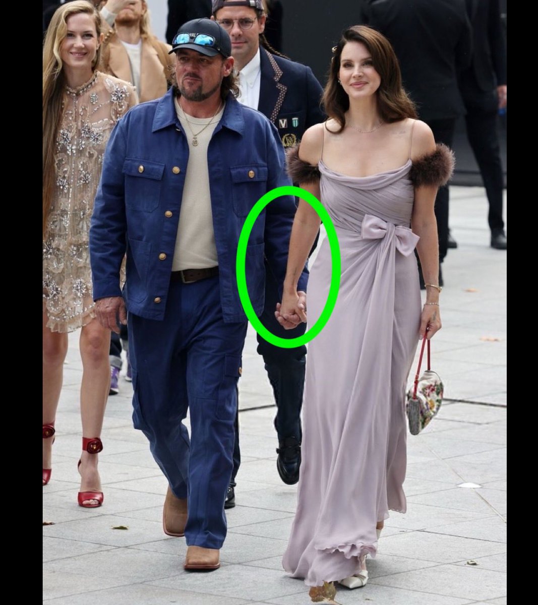 alpharivelino's tweet image. LEFT PHOTO: His arm in front of hers is correct polarity
RIGHT PHOTO: His arm behind hers is reverse polarity
Green Line Theory 101