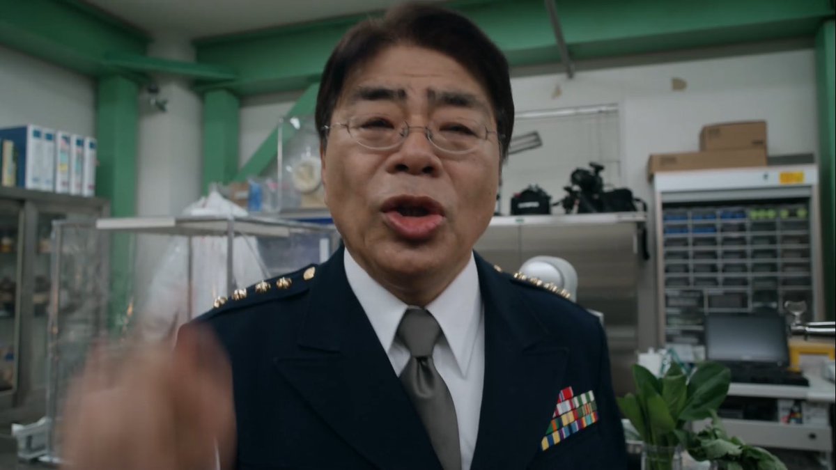 BirthHopeMetor's tweet image. 平野宏周さんの「一日基地司令の階級(空将補)ってどれくらい偉いの?」をウルトラマン界隈で分かりやすく例えるなら、ウルトラマンブレーザーのハルノ・レツ参謀長、ウルトラマンデッカー1話時点のムラホシ隊長(校長)が星二つの将補なので同階級です。…