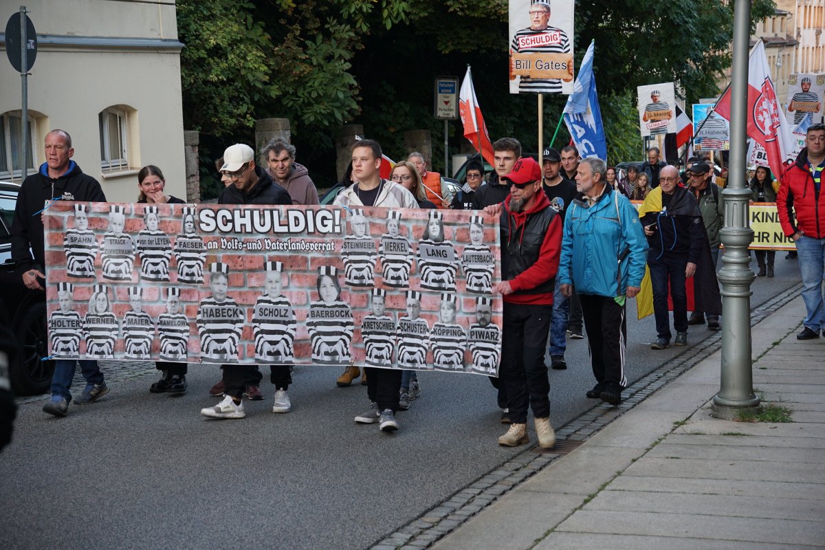 Am 3. Oktober 2025 nahmen etwa 475 Personen an einem extrem rechten Aufmarsch in #Altenburg teil. Aufgerufen hatten »Freies Thüringen« und »Freie Sachsen«. Unter den RednerInnen befanden sich mehrere Kader von »Die Heimat«.

Bilder: pixelarchiv.org/event/2025.10.…