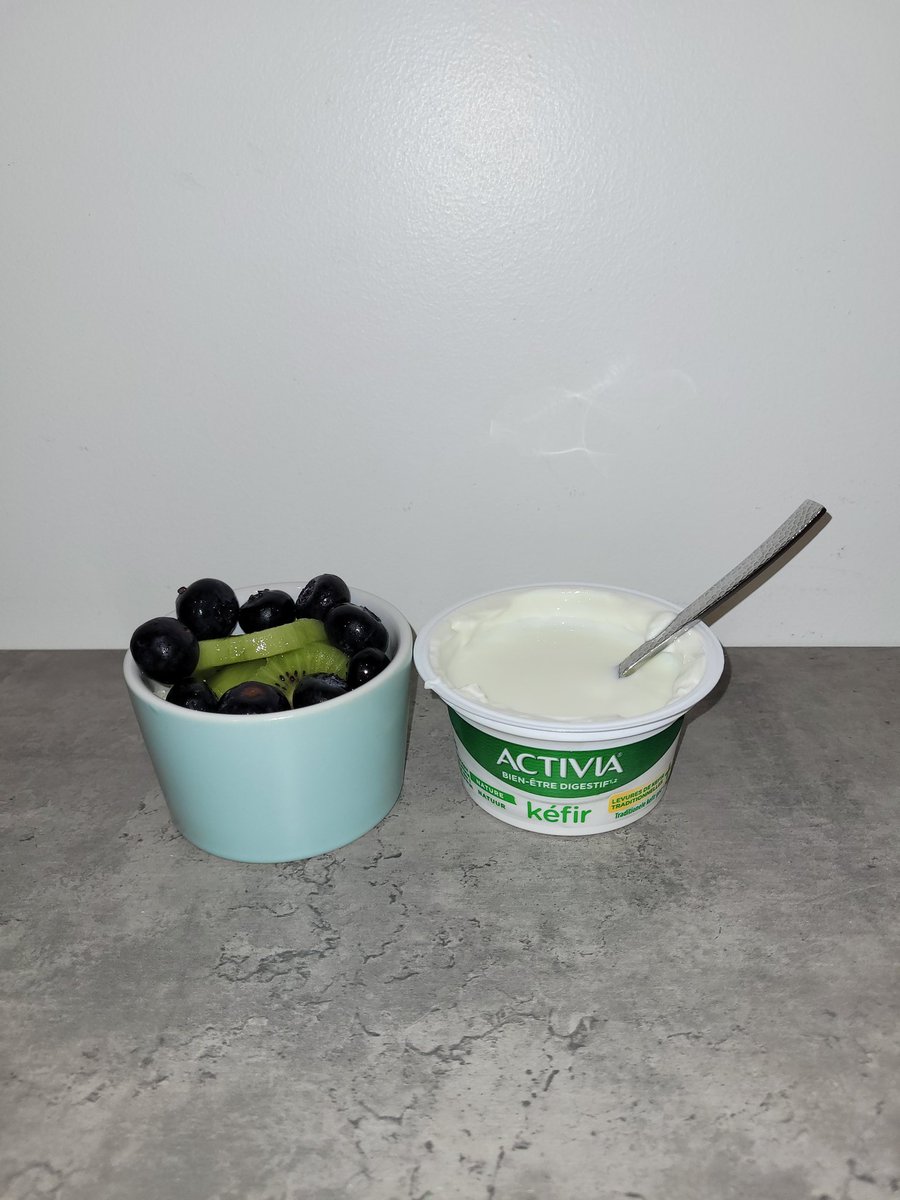 LOouciane's tweet photo. Oukhty testeuse de retour avec Activia Kéfir.
J'ai bien aimé le kéfir à boire, on aurait dit un lassi mangue.  
Le kéfir à la cuillère nature ressemble à un yaourt grec mais avec une liste d'ingrédients plus complète pour notre bien-être.
@ActiviaFrance
#Activia #Kefir #bienêtre https://t.co/nnJd06UWn4