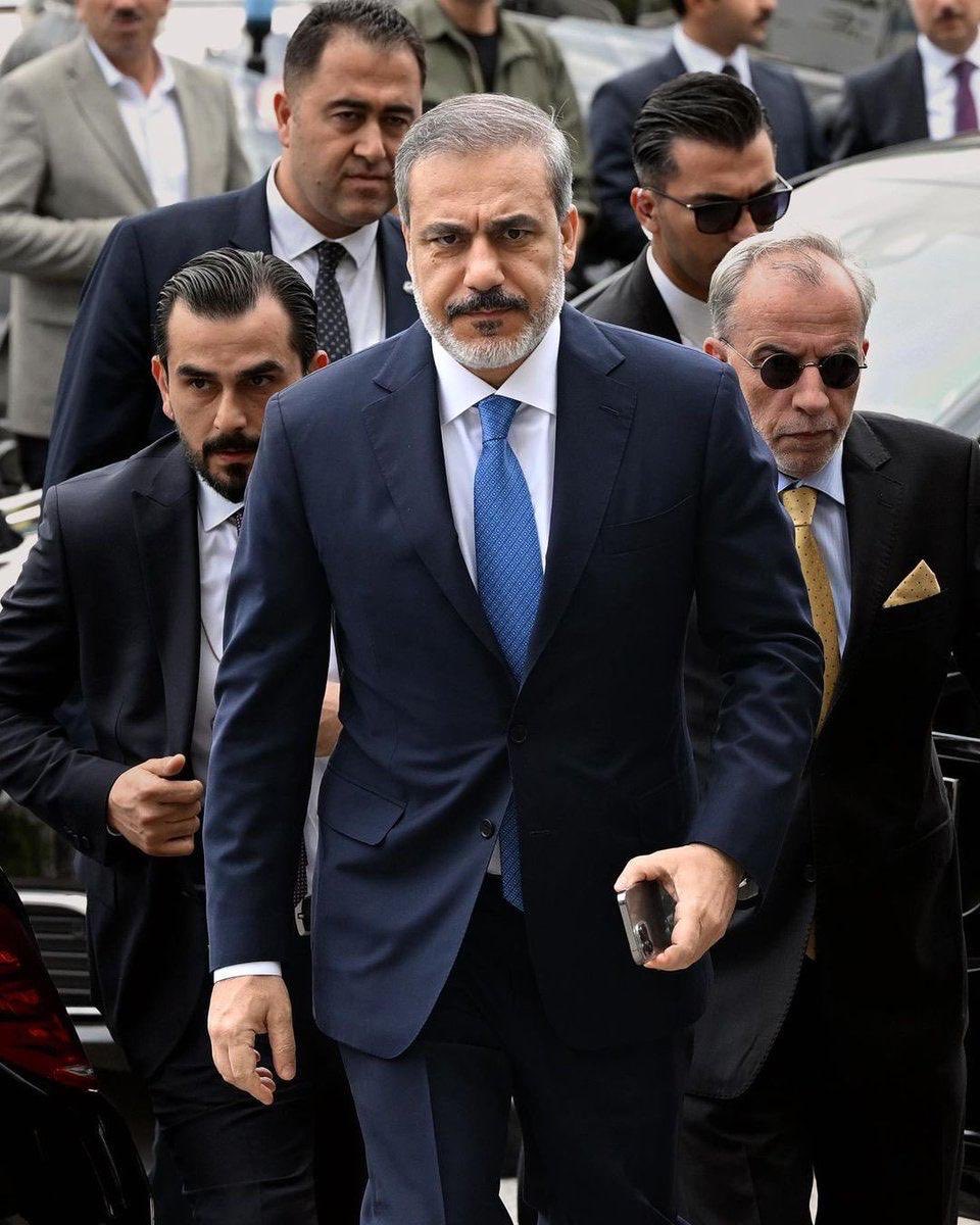 تركيا ليست جديدة على هذا الملف، فلديها تجربة تمتد لأكثر من أربعين عاماً في التعامل مع تنظيمات من نمط “قسد”. في كل مرحلة من مراحل التفاهم أو الاتفاق، كان المشهد ينتهي بالغدر ونقض العهد. 
حتى عندما قرر الرئيس أردوغان، متحدياً الشارع التركي، منحهم فرصة سياسية غير مسبوقة — مقاعد في