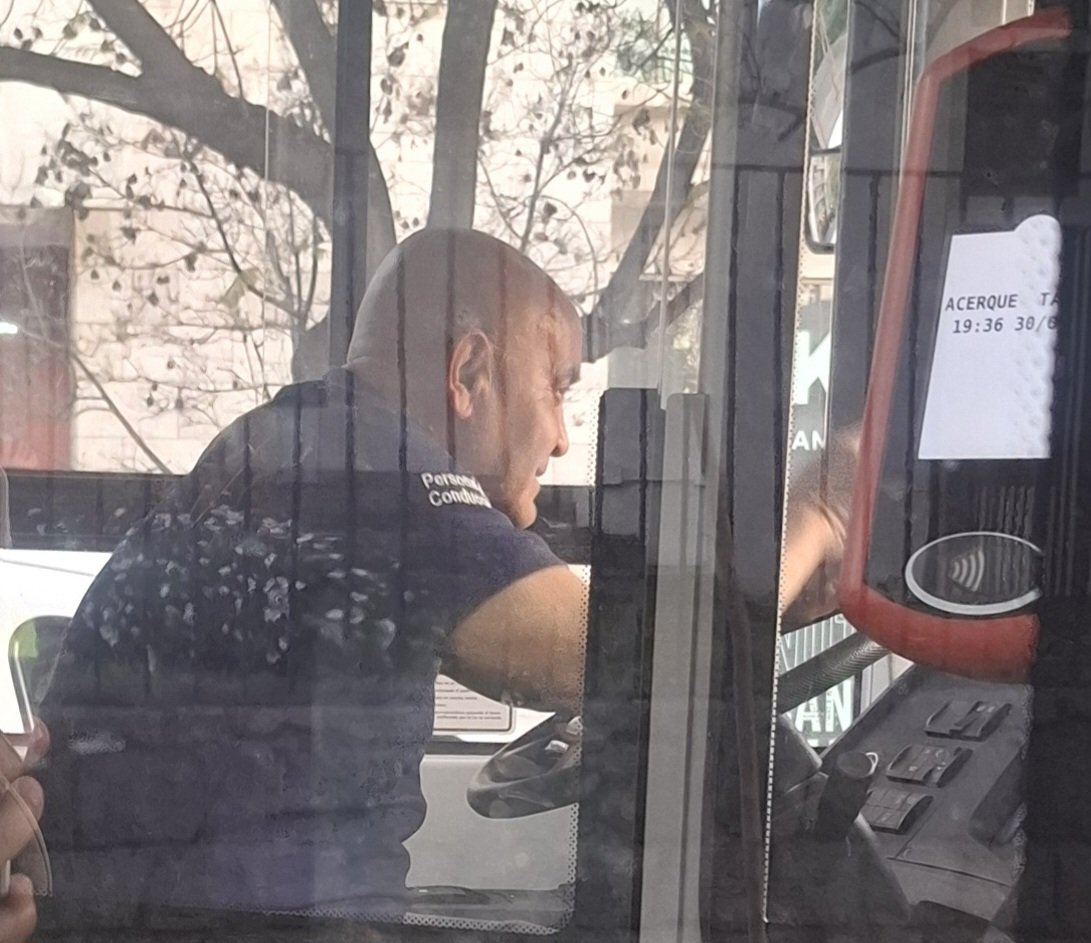 AvVergar's tweet photo. El jueves pasado sufri un accidente en bicicleta,  gracias a esta persona, el conductor de este bus, el dia jueves en la calle cristobal colon con alcántara me empujó malintencionado en un semáforo rojo, y no le basto ya que después siguió hasta que me encerró y caí a la la calle https://t.co/u76Qj5vCKa