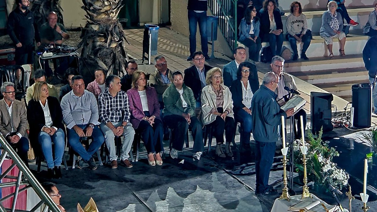 Vox_Hellin_Of's tweet photo. 👉Entrega del premio "Una Corona Para la Solidaridad Hellinera" otorgado por la Fundación Matilde Izquierdo y Cofradía del Rosario, que este año ha recaido en la Asociación de Dixlesia por su labor con los jóvenes en la educación
¡Enhorabuena!
#Solidario #Dixhellin #Feria #Misa https://t.co/1xSWNfeRi1