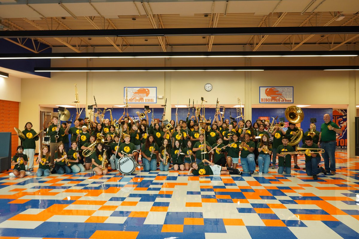 BensenvilleD2's tweet image. Blackhawk Middle School&apos;s 7th &amp;amp; 8th Grade Band took the field at Fenton High School’s halftime show last Friday! Our students did an awesome job and made us proud! #BSD2Pride #StudentSuccess #BDS2