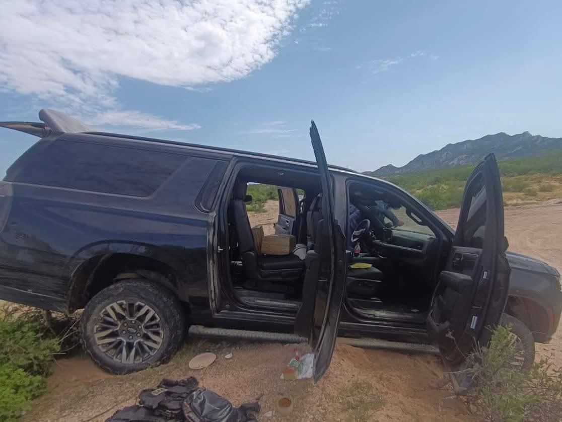 OfldeCuartel's tweet image. 🚨Novedades del Oficial de Cuartel 🚨 

Sireno Man y Chico Percebe en los #CaboSanLucas atoran a mañoso con 46 paquetes de weed, 75 dosis de perico, armamento y equipo bélico.

@aic_07 @All_Source_News @AztecaNoticias @blogdelosguachs @CartelWatchNet @Libro_negro_ @natsecboogie