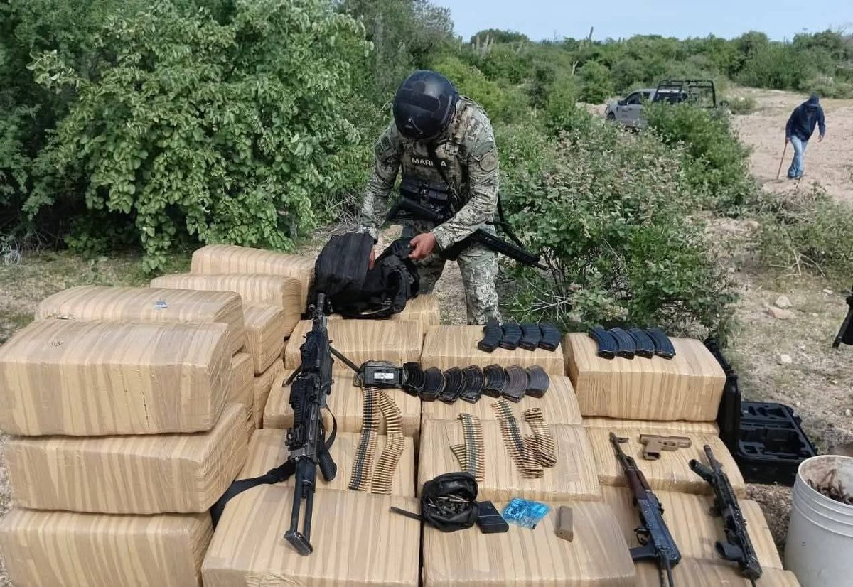 OfldeCuartel's tweet image. 🚨Novedades del Oficial de Cuartel 🚨 

Sireno Man y Chico Percebe en los #CaboSanLucas atoran a mañoso con 46 paquetes de weed, 75 dosis de perico, armamento y equipo bélico.

@aic_07 @All_Source_News @AztecaNoticias @blogdelosguachs @CartelWatchNet @Libro_negro_ @natsecboogie