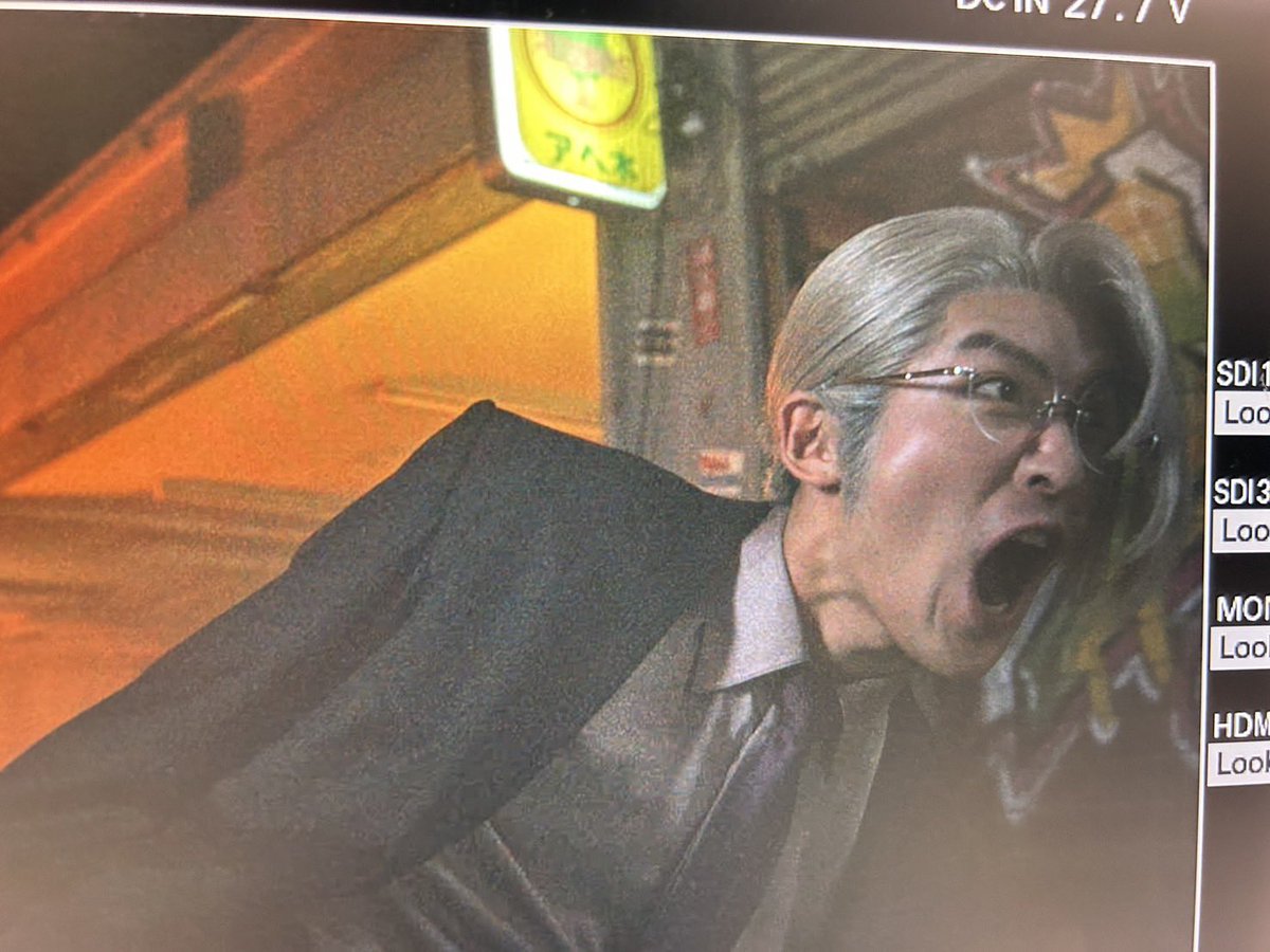 fukuda_u1's tweet photo. お約束していたSAKAMOTO DAYSで「目黒蓮のためなら命賭けてもいいと思った話」なの��すが、不快に感じる方もいらっしゃるみたいなので、公開前の取材とか、舞台挨拶の時にでもお話させて頂きますね。代わりといってはなんですが、僕のお気に入りの一枚を！すでに解禁されている伝説の殺し屋時代の坂本の撮影中、手に持っていたナイフをカッコよく蹴るアクションで間違ってカメラの三脚を蹴っちゃった時の目黒くん😊「わーっ！三脚蹴っちゃったーっ！」の「わーっ！」のところです🤣あんまりいい顔してたので、モニターを撮りました😅「全然大丈夫だよ〜」って爆笑するスタッフと「すみません〜」って爆笑する目黒くんを見て、ああ、いい現場だなあと思ったもんです😌SAKAMOTO DAYSは基本的にそんな空気で撮影してました。公開が待ち遠しいです🥰