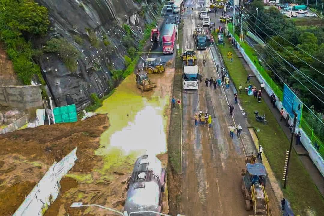 Imágenes muestran la magnitud del deslizamiento y deslaves de lodo en el km 24.5 carretera a El Salvador #ClimaGT