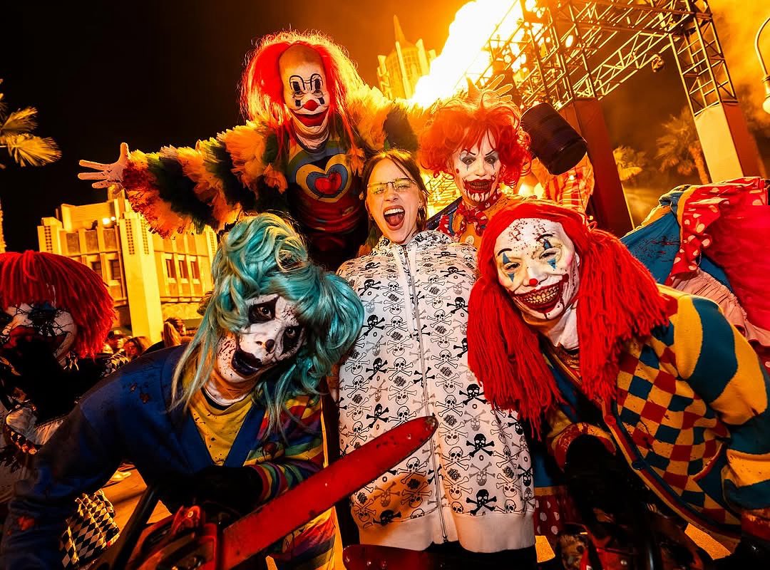 billieeilishtrs's tweet photo. Billie via her Instagram! 👻 

‘tyyyy @horrornights 4 having usss #universalHHN 🎃’ https://t.co/jdYkqcgLoR